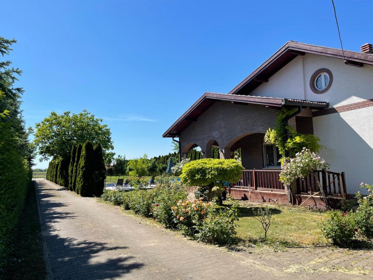 Pool House Villa Cenej Bagian luar foto