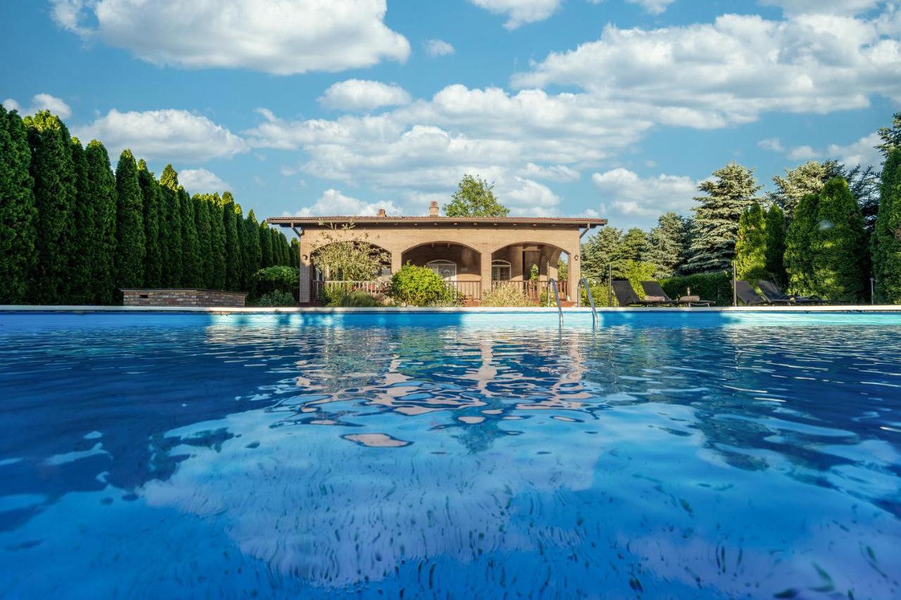 Pool House Villa Cenej Bagian luar foto