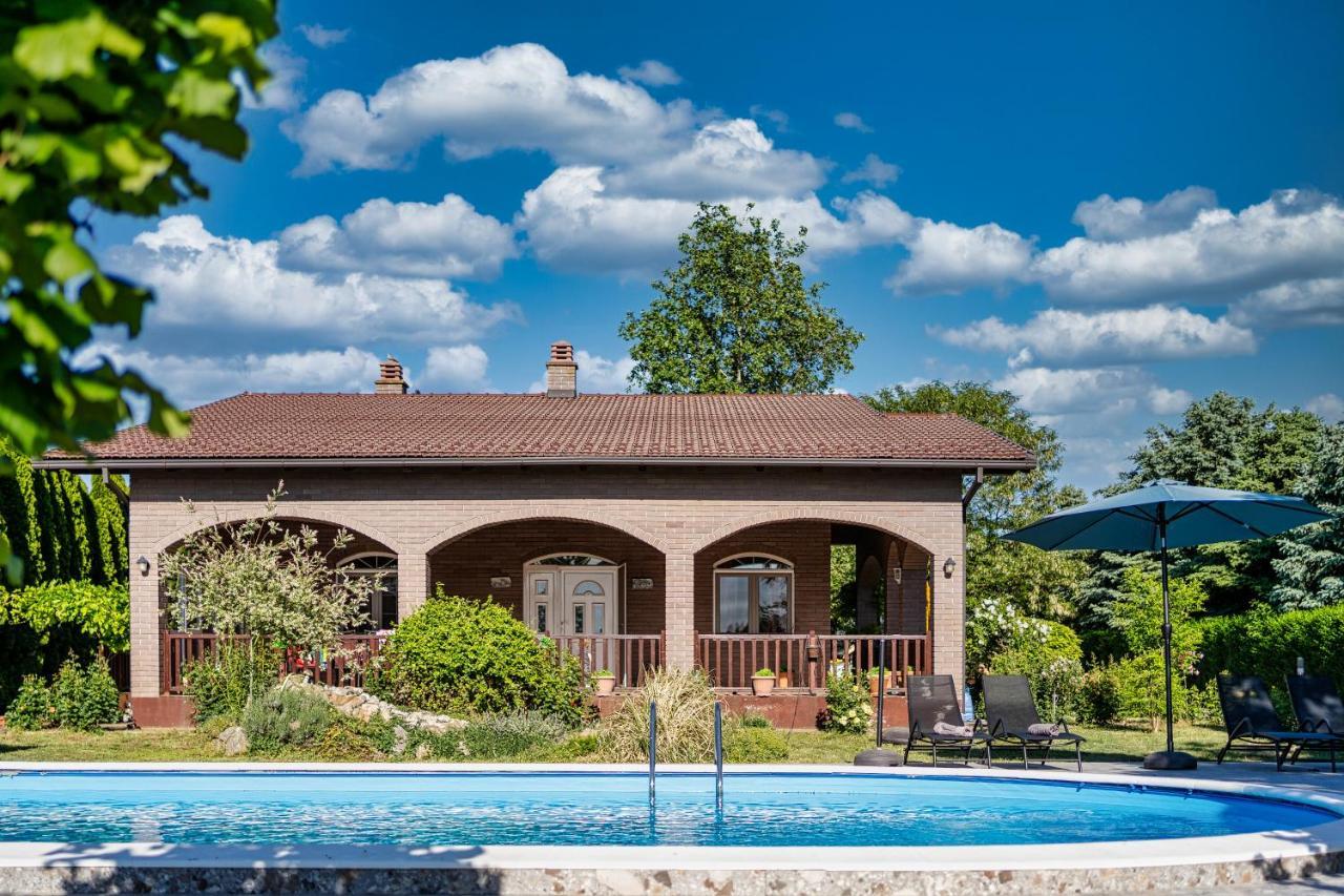 Pool House Villa Cenej Bagian luar foto